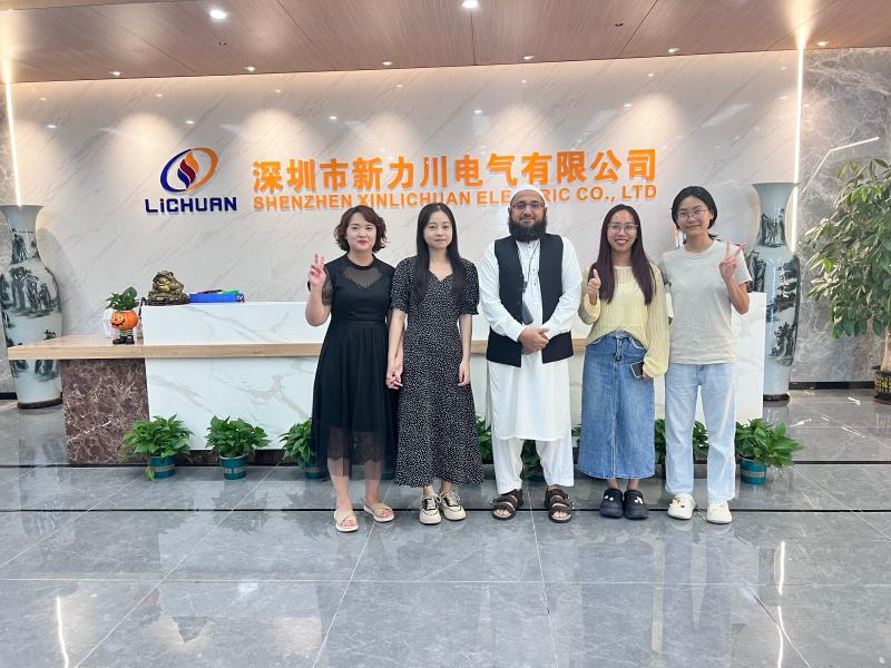 Lichuan nampani pelanggan Pakistan kanthi apik kanggo ngunjungi pabrik kasebut
